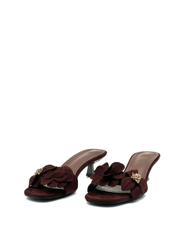 Tacones Carmelitas con Flores de Pala