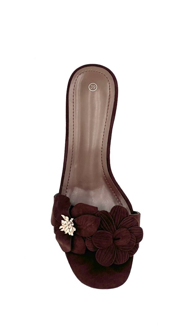 Tacones Carmelitas con Flores de Pala