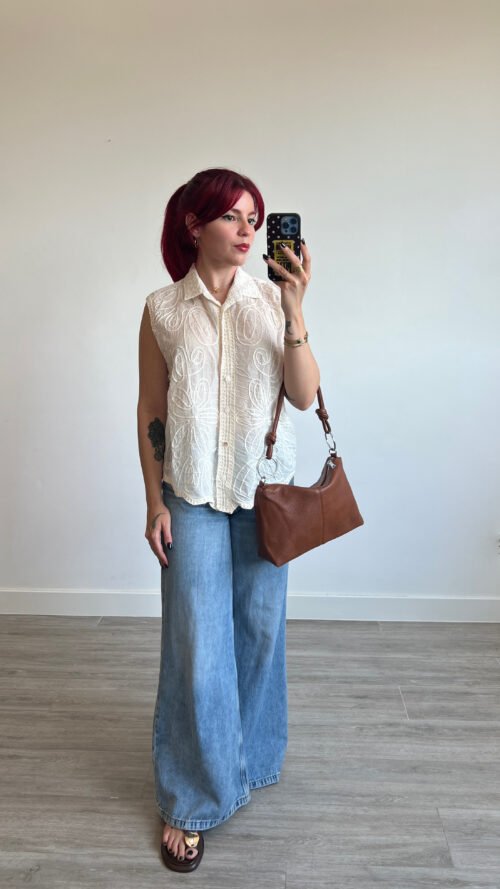 Blusa con Cuello Tira Bordada