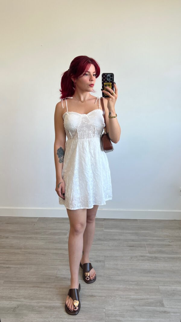 Vestido Corto de Tira Bordada Escote Corazón