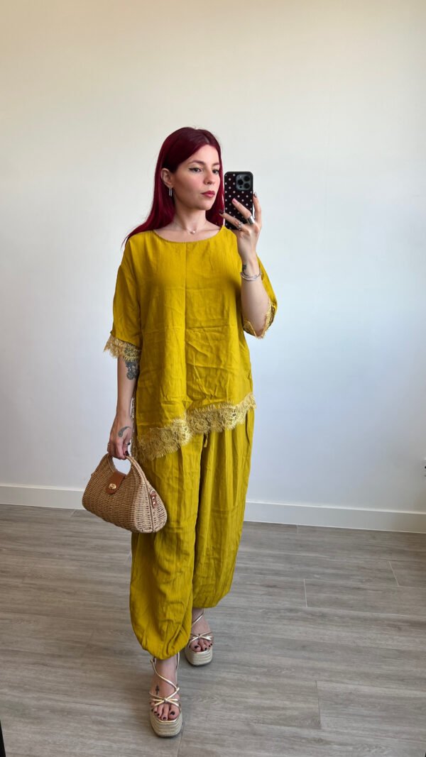 Conjunto de Pantalón Bombacho y Blusa de Encaje