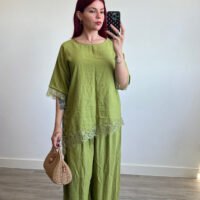 Conjunto de Pantalón Bombacho y Blusa de Encaje