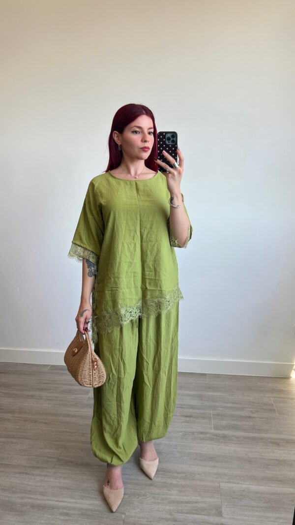 Conjunto de Pantalón Bombacho y Blusa de Encaje
