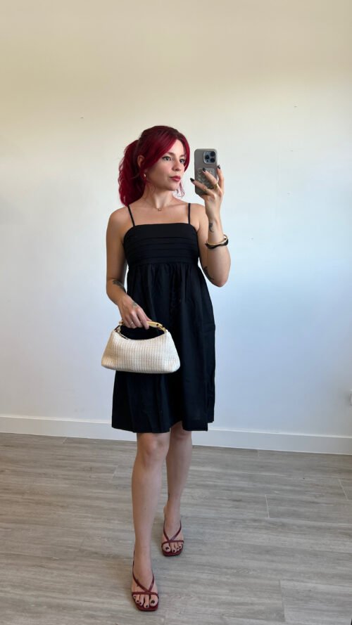 Vestido Negro de Tirantes y Pliegues Horizontales