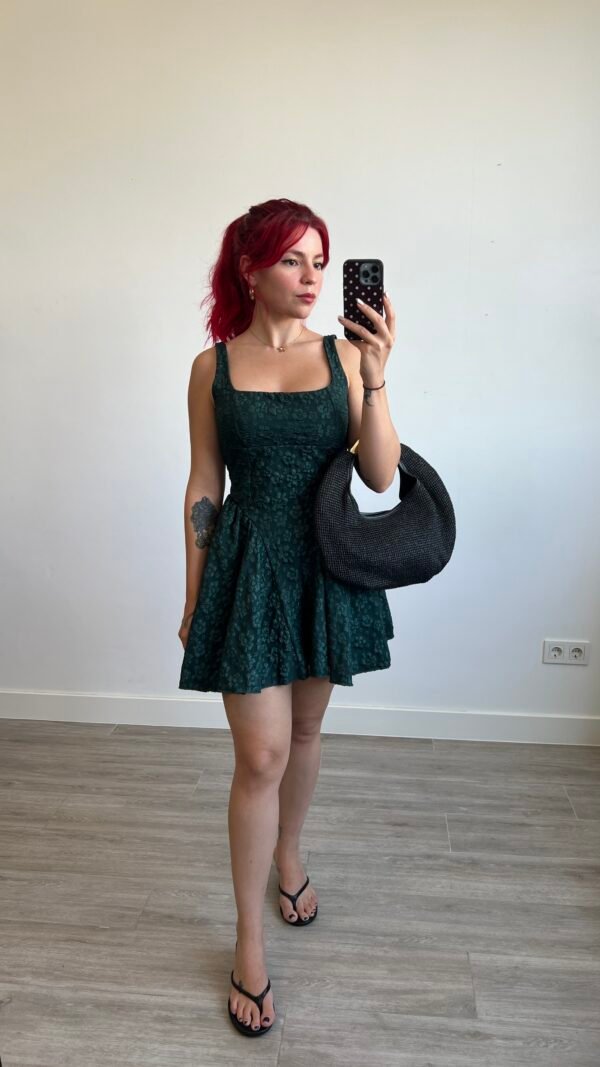Vestido con Relieve Espalda Afuera