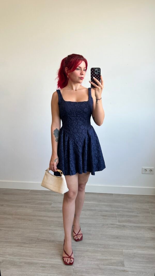 Vestido con Relieve Espalda Afuera